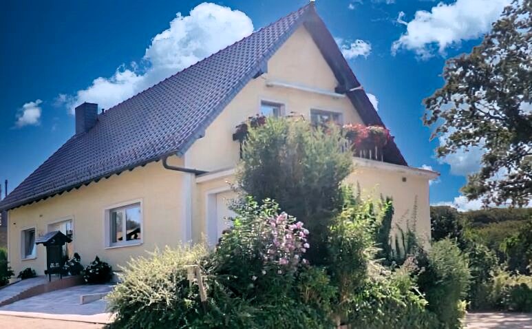 Au Haus mit DG und Einfahrt